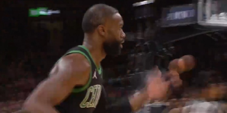 kaiyun体育-高射炮！杰伦·布朗迎着文班亚马调高弧顶命中三分球